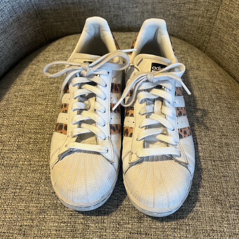 Adidas Superstar Shell Toe Women Sneaker Size 9 White leather w/leopard stripes.